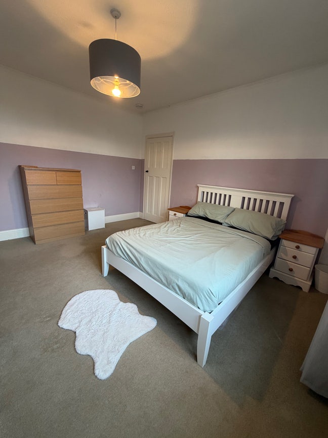 Large double room in family home Main Photo