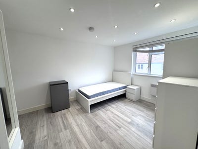 Newly Refurbished Double En-Suite Room Main Photo