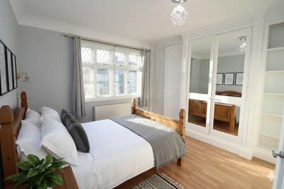 En-Suite Minutes from Piccadilly Line - W7 Main Photo