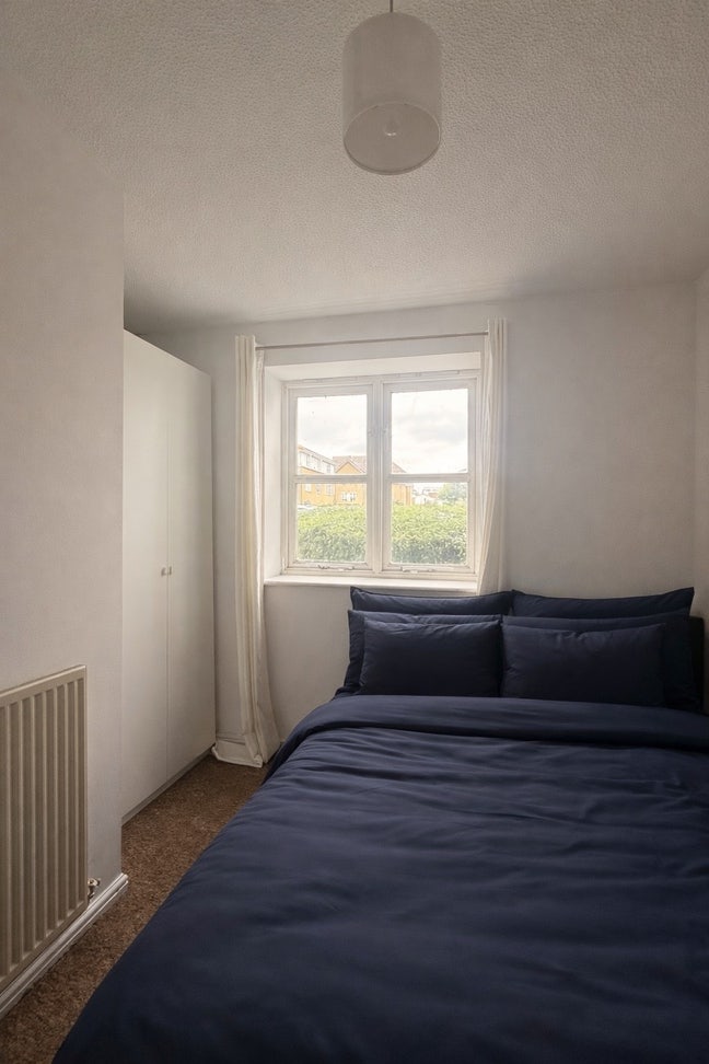 Modern Riverside Flat with Great Transport Links Main Photo