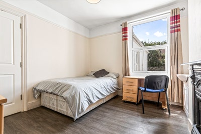 ***Large Luxury Room - Perfect Location***  Main Photo