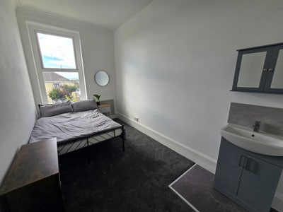 Professional House Share | Video Tour Available Main Photo