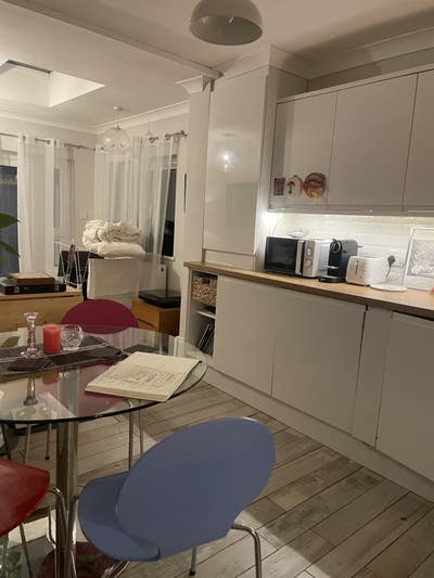 Large Double Room in Stratford Main Photo