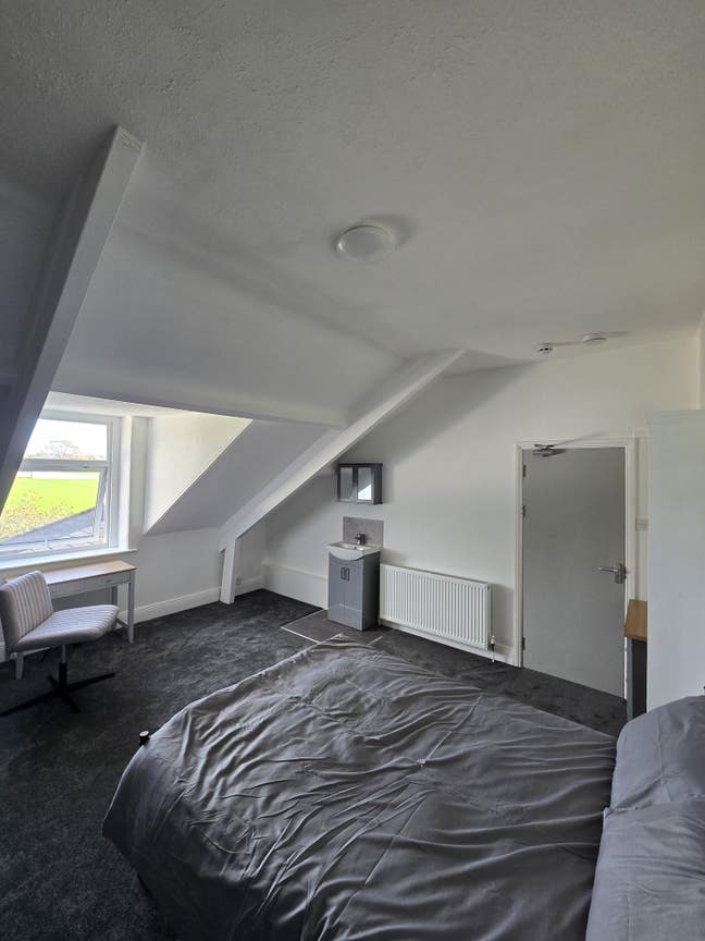 2 New Attic Refurbished Rooms Near Train Station Main Photo
