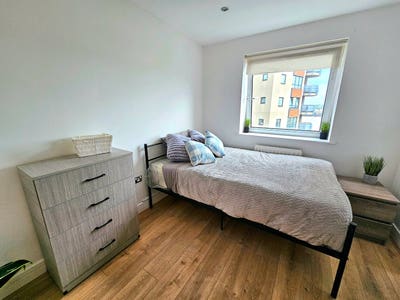 Modern Large Bedroom available London City Airport Main Photo