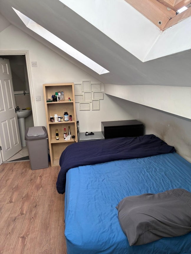 Spacious Furnished Ensuite Attic Double Room   Main Photo
