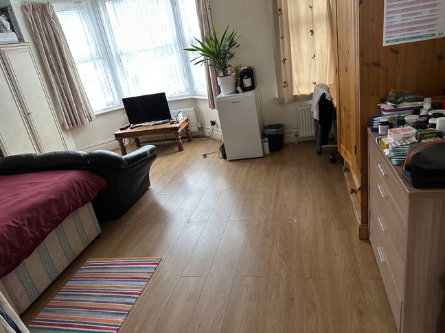 Master bedrooms, huge in size with high cellings Main Photo