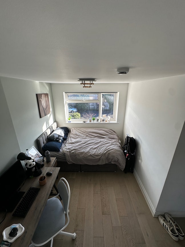 Ensuite Room in Egham Main Photo