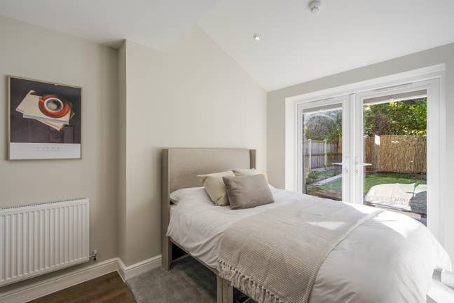 Amazing Ensuite Room - Private Entrance to Garden Main Photo