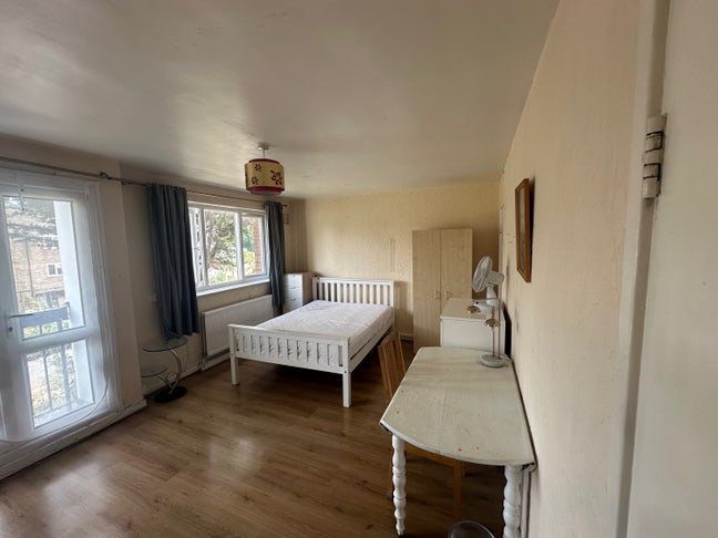 Large Room With Balcony Near The River  Main Photo