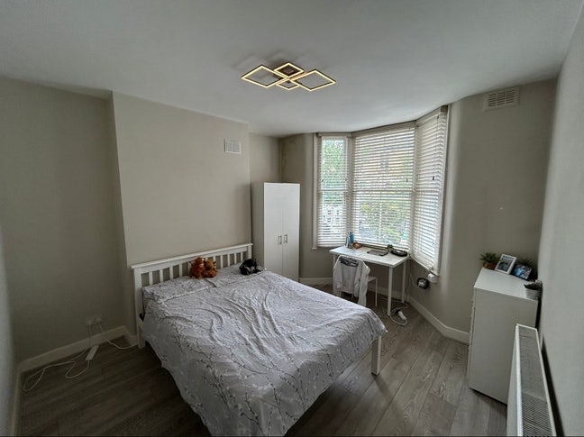 Large double room close to hometown station  Main Photo