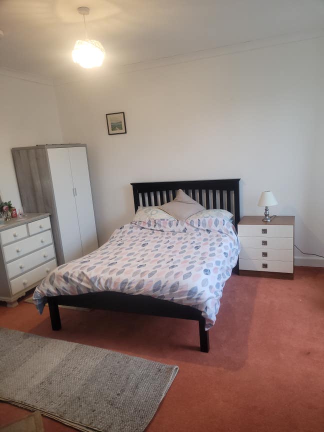 Sunny room with  abig windows and pleasant outlook Main Photo