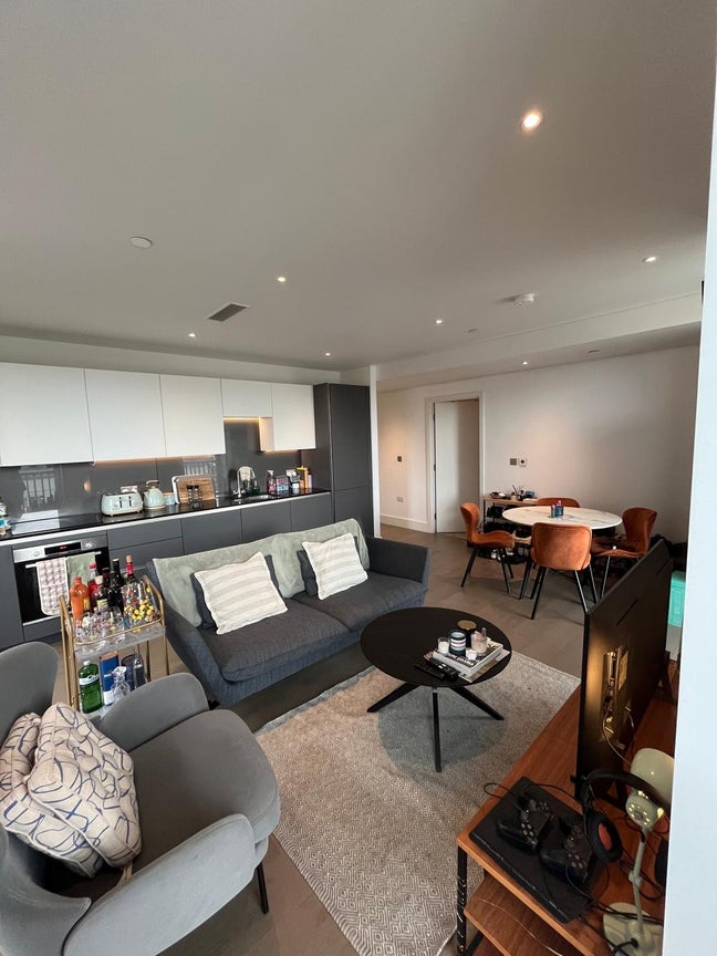 Lovely double room in a modern 2-bed flat Main Photo