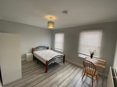 Stunning five bedroom house Main Photo