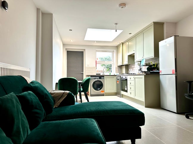 Stunning 4 Bedroom House near Canary Wharf + DLR Main Photo