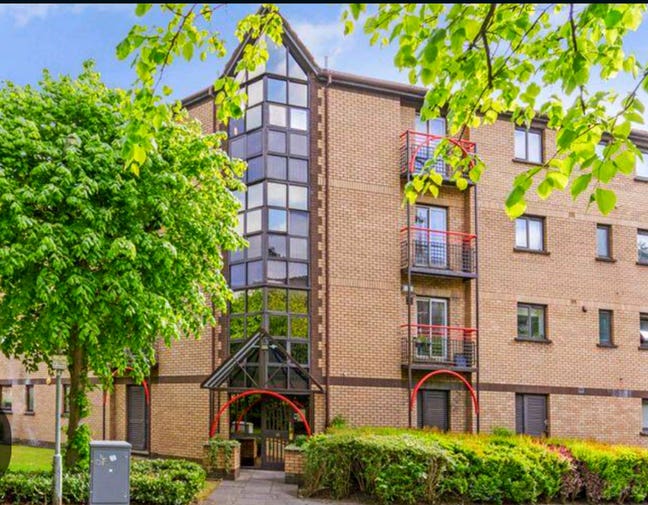 Waterfront, dbl balcony rm  freeparking, fiber opt Main Photo