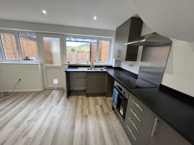 Double Size Room@ &pound;660 & Double  @ &pound;680 Main Photo