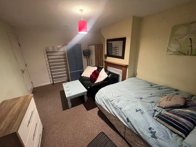 Double Room on Thorpe Way - for couples (161TW1) Main Photo