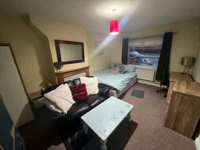 Double Room on Thorpe Way - for couples (161TW1) Main Photo
