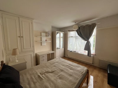 Sunny Spacious Double Room Quiet,Friendly Home  Main Photo