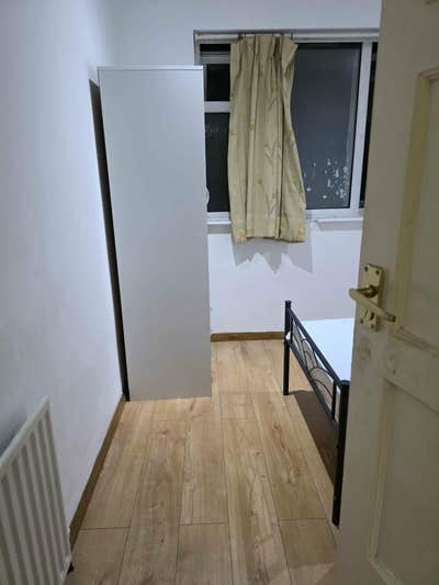 One single room available from 10 Main Photo