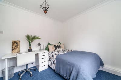🛏️ Furnished Rooms in Roehampton Garden House 🌿 Main Photo