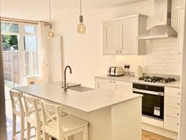 Luxury En Suite 2 bed Garden  April  Main Photo