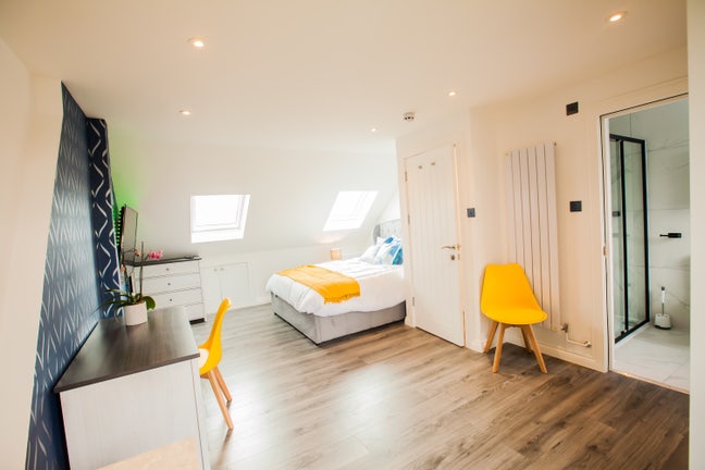 Spacious En-suite double rooms-All bills included Main Photo