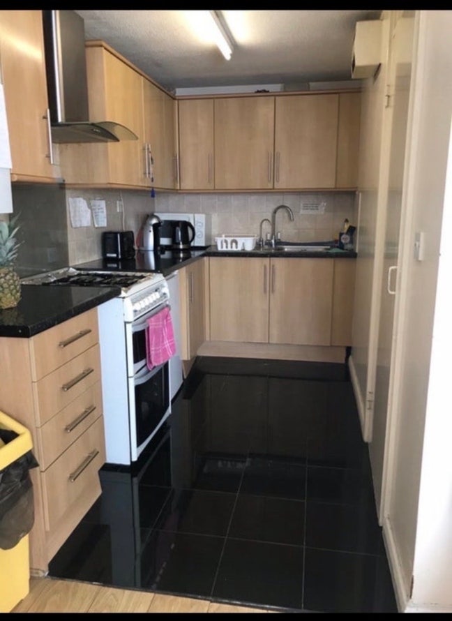 2 minutes to tube station  Main Photo