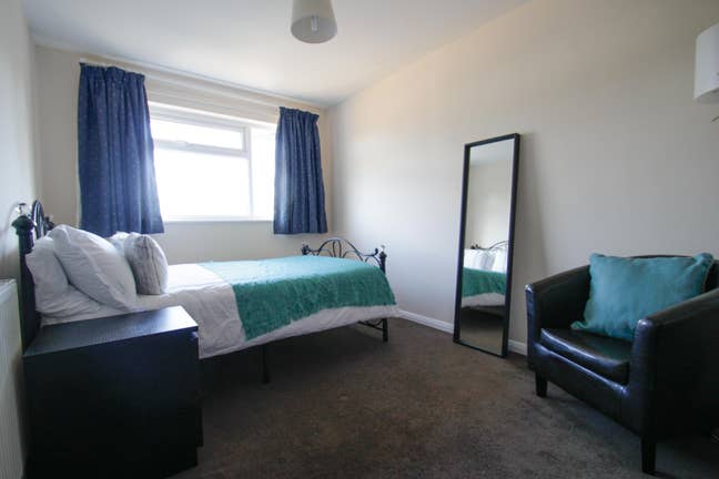 Spacious Room Available Near High Brooms Station  Main Photo