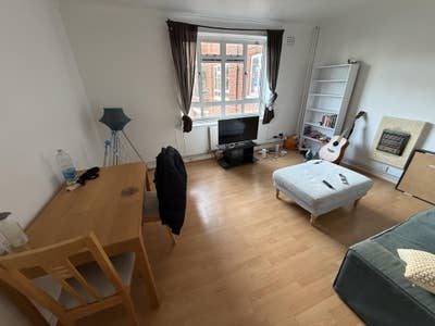Spacious Double Room by Battersea Park! Main Photo