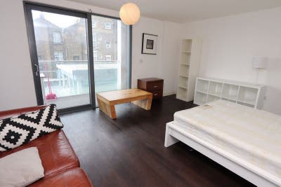 *Spotless Modern Double with Balcony-Dalston* Main Photo