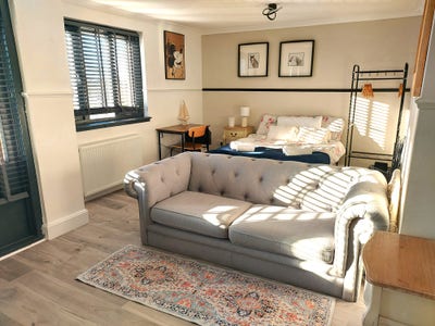 Stunning studio balcony room in East  Kilbride Main Photo