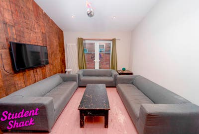 Stylish 8-Bedroom, 3-Bathroom *Student House* Main Photo