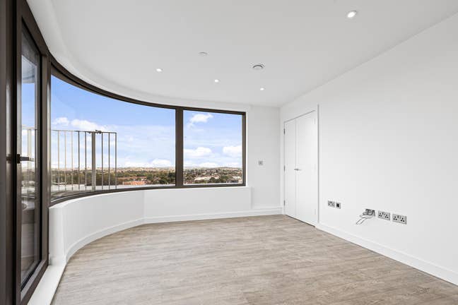 Beautiful 1 bedroom penthouse in Harrow! Main Photo