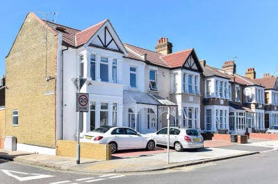 Luxurious 2 double rooms near Seven Kings Station  Main Photo