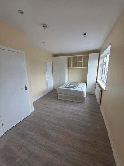 ✨🛏️ Ensuite Room to Let – Neasden Main Photo