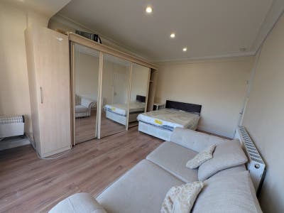 2 Furnished Bedrooms-Bills Included-Parking-Garden Main Photo