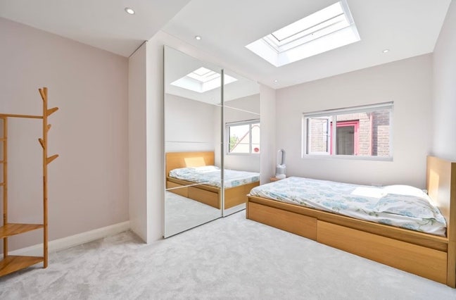 Bright Loft Room with Skylight | Apr–Aug Main Photo