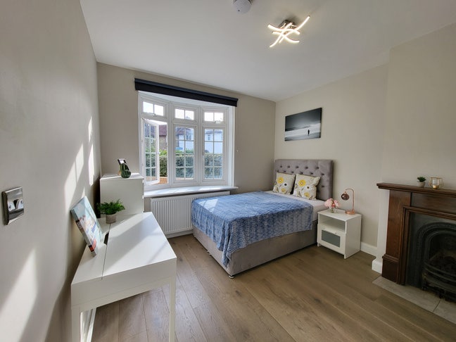 W12 Amazing Off-suite Double Room  Main Photo