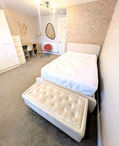 Huge Furnished Double Bedroom Main Photo