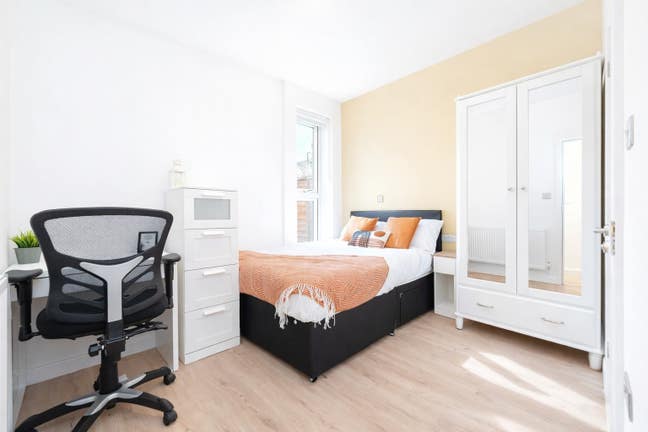 Beautiful Refurbished Modern En-suite Rooms Main Photo