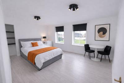 XXL Double Room with Oval View – Next to Vauxhall Main Photo