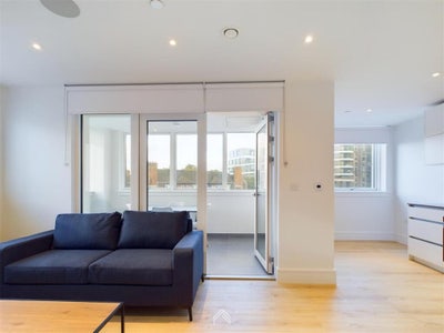 10th floor room with great views in Wembley Park Main Photo