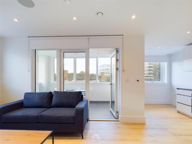 10th floor room with great views in Wembley Park Main Photo