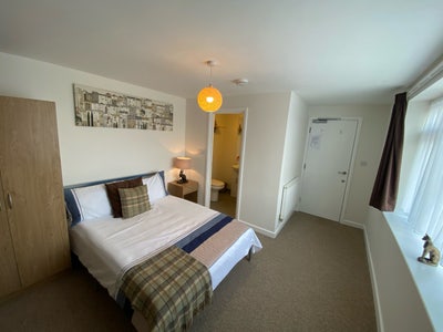 Large En-Suite Double Room. No Couples. No Pets. Main Photo