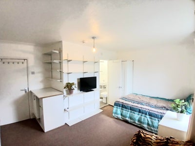 En-suite Double Room Langley Slough Main Photo