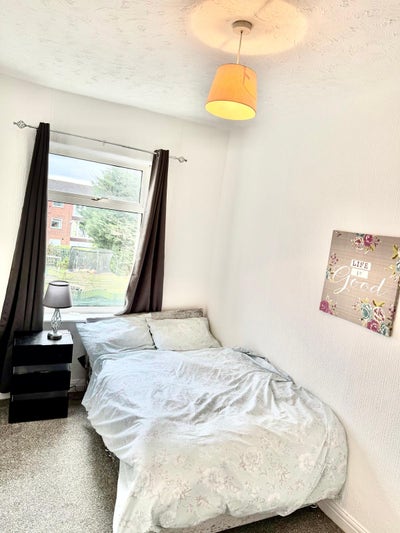 Spacious Double Room in Friendly 2-Bedroom Shared  Main Photo
