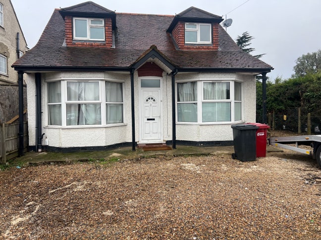 2 room available  Main Photo