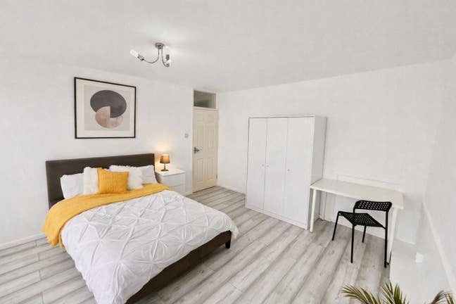 SHORT LET! Panoramic Room w Balcony near Victoria Main Photo